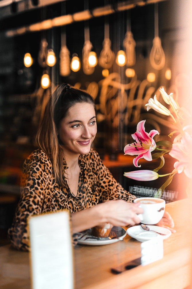 Gast mit Kaffee im PRINT&COFFEE